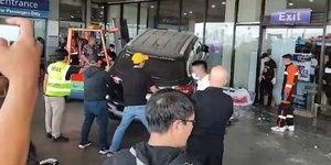 Τραγικό θάνατο βρήκαν ένας άνδρας και ένα κοριτσάκι 4 ετών, όταν αυτοκίνητο έπεσε στην είσοδο αεροδρομίου στη Μανίλα των Φιλιππίνων