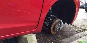 Αφαίρεση τροχού από αυτοκίνητο 