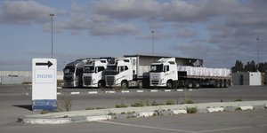 Φορτηγά με ανθρωπιστική βοήθεια για τη Λωρίδα της Γάζας