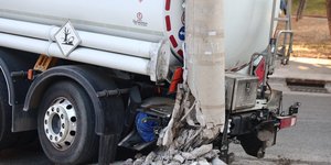 Φορτηγό-βυτιοφόρο έπεσε πάνω σε κολώνα του ΔΕΔΔΗΕ
