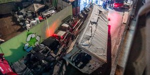 Το φορτηγό που έπεσε από τη γέφυρα της Π. Ράλλη στη λ. Θηβών
