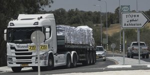 Φορτηγό με ανθρωπιστική βοήθεια περνά τα σύνορα Ισραήλ-Γάζας 