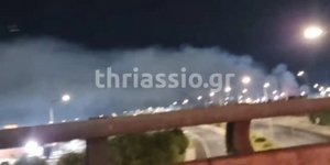 Καπνοί από τη φωτιά σε αποθήκη στη Μάνδρα