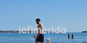 Ο Εβάν Φουρνιέ στην παραλία της Βούλας