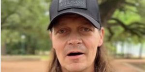 O frontman των 3 Doors Down