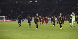 Οι παίκτες της Γαλατασαράι χαιρετούν τους οπαδούς