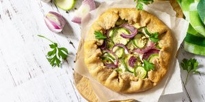 Γαλλική γκαλέτ με κολοκυθάκια / Φωτογραφία: shutterstock