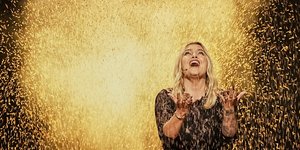 Η Louane από τη Γαλλία ερμηνεύει το τραγούδι «maman» κατά τη διάρκεια του μεγάλου τελικού του 69ου Διαγωνισμού Τραγουδιού της Eurovision, στη Βασιλεία της Ελβετίας, Σάββατο 17 Μαΐου 2025