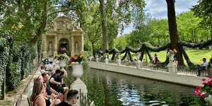 Κόσμος κάθεται στη Γαλλία