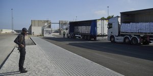 Φορτηγά με ανθρωπιστική βοήθεια περνούν από το Ισραήλ στη Λωρίδα της Γάζας