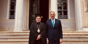 O Γιώργος Γεραπετρίτης με τον Επίσκοπο Αραβισσού, κ. Κασσιανό, στη Χάλκη