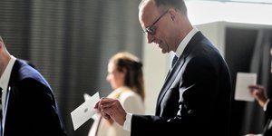 Ο ηγέτης των Χριστιανοδημοκρατών Φρίντριχ Μερτς δίνει την ψήφο του για τον δεύτερο γύρο της εκλογής νέου καγκελάριου στο γερμανικό ομοσπονδιακό κοινοβούλιο