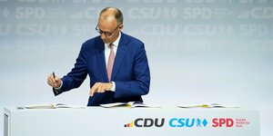 Ο ηγέτης του CDU, Φρίντριχ Μερτς, υπογράφει τη συμφωνία συνασπισμού στο Βερολίνο, Γερμανία