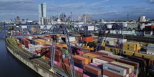 Πλοίο με εμπορευματοκιβώτια στην Φρανκφούρτη της Γερμανίας