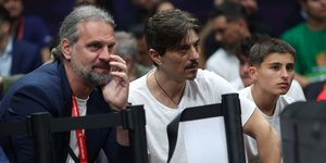 Ο Δημήτρης Γιαννακόπουλος μαζί με τον γιο του Παύλο και τον θρύλο του Παναθηναϊκού Φραγκίσκο Αλβέρτη