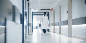 Γιατρός σε διάδρομο νοσοκομείου