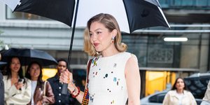 Η Τζίτζι Χαντίντ σπάει έναν σημαντικό κανόνα μόδας με ένα μίνι φόρεμα και το πιο απροσδόκητο παπούτσι