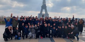 Το 12ο Γυμνάσιο Αθηνών με φόντο τον πύργο του Άιφελ 