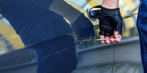 Ζημιά σε παρκαρισμένο αυτοκίνητο