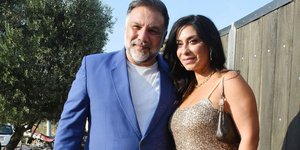 To ατμοσφαιρικό σαλόνι του Γρηγόρη Αρναούτογλου και της Νάνσυς Αντωνίου -Όλο παρκέ, με τεράστια τηλεόραση
