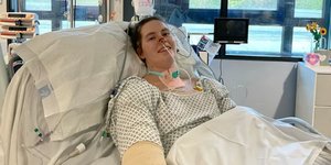 «Η κόρη μου μπήκε στο νοσοκομείο με συμπτώματα γρίπης και κατέληξε να ακρωτηριαστεί και στα τέσσερα άκρα»