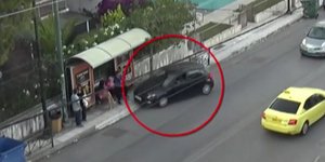 H στιγμή που αυτοκίνητο πέφτει σε στάση λεωφορείου με κόσμο, στο Χαλάνδρι