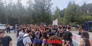 Συγκέντρωση φοιτητών έξω από το έξω από το ξενοδοχείο όπου διεξάγεται η Σύνοδος των Πρυτάνεων, στη Σιθωνία Χαλκιδικής