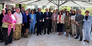 Ο αντιπρόεδρος της κυβέρνησης, Κωστής Χατζηδάκης με τους πρέσβεις των χωρών της ΕΕ στην Ελλάδα