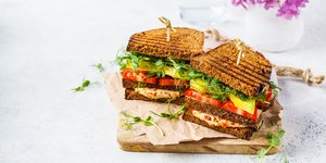 Κλαμπ σάντουιτς με πολύσπορο ψωμί, χούμους, αβοκάντο και μανιτάρια / Φωτογραφία: shutterstock