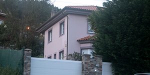 Το διώροφο σπίτι όπου κρατούνταν φυλακισμένα τρία παιδιά από τους γονείς τους