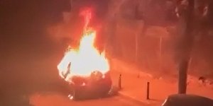Το ΙΧ που τυλίχθηκε στις φλόγες στο Παγκράτι