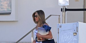 Τζένιφερ Άνιστον: Το παπούτσι που λατρεύει η σταρ των 265 εκατ. ευρώ κοστίζει μόλις 35 ευρώ