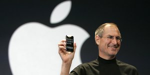 Ο Στιβ Τζομπς με το πρώτο iPhone to 2007