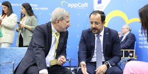 Ο Γιοχάνες Χαν με τον Νίκο Χριστοδουλίδη