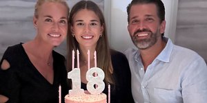  Η Κάι Τραμπ με τους γονείς της και την τούρτα των 18ων γενεθλίων της /