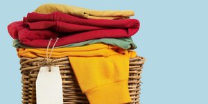 Καινούρια ρούχα έτοιμα να μπουν στο πλυντήριο