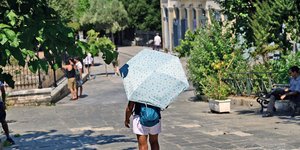 Άνθρωπος με ομπρέλα εν μέσω ζέστης