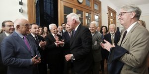 Χειροκροτήματα στον Κακλαμάνη σε αίθουσα της Βουλής