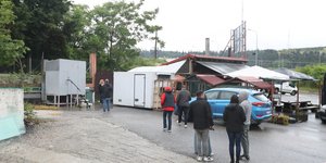 Κόσμος έξω από καντίνα στη Θεσσαλονίκη