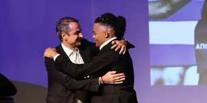 Αγκαλιά του Μητσοτάκη με τον Καραλή