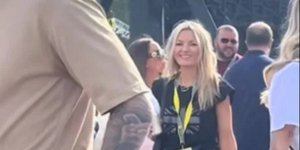 Η σωσίας της Κέιτ Μος σε μουσικό φεστιβάλ 