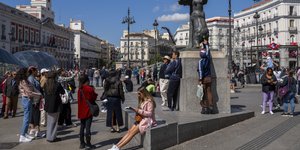 πολιτες σε πλατεια 