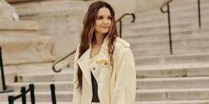 Η Κέιτι Χολμς συνδύασε το καφέ σοκολά με το buttery yellow/Φωτογραφία: Instagram/katieholmes