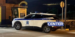 Περιπολικό έξω από το σούπερ μάρκετ που βρέθηκε νεκρός ο ηλικιωμένος στην Καβάλα