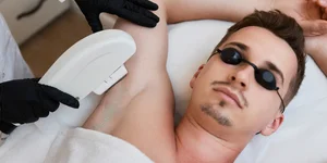 Άνδρας λαμβάνει υπηρεσίες σε κέντρο αισθητικής