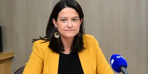 Η Νίκη Κεραμώς με κίτρινο σακάκι