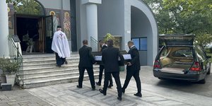 Σε βαρύ κλίμα η κηδεία της 52χρονης, θύμα δολοφονίας από τον γιο της στη Λάρισα