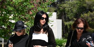 H Ελενα Σαγανά στο τελευταίο αντίο στον Νίκο Γαλανό