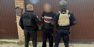 Αξιωματικοί συλλαμβάνουν έναν 63χρονο ύποπτο λίγο μετά τους φονικούς πυροβολισμούς στη Sofiivska Borshchahivka, έξω από το Κίεβο