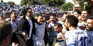 O παίκτες της Κηφισιάς πανηγυρίζουν την άνοδο στη Super League